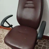 صندلی چرم در حد نو