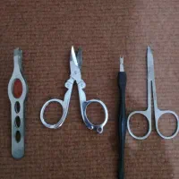 قیچی  کوچک  موچین و یک وسیله دیگه