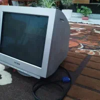 مانیتور کامپیوتر و دوربین مداربسته