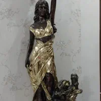 مجسمه کنار سالنی