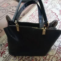 یک عدد کیف چرم یکی از دسته هاش پوکیده