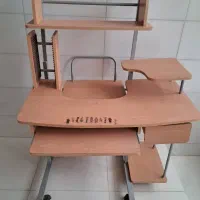 میز مطالعه و کامپیوتر