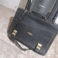 ساعت دیواری و کیف دانشگاهی