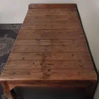 یک عدد تخت چوبی سنتی قدیمی