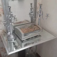 آینه و شمعدان و جعبه قرآن و میز نقره ای تمیز