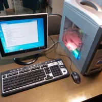 کامپیوتر اداری به همراه لوازم