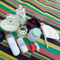 تعدادی لوازم پلاستیکی نو|ظروف نگهدارنده، پلاستیکی، یک‌بارمصرف|شاندرمن, |دیوار