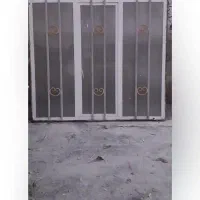دوعدد پنجره و یک عدد در آهنی  محکم و سنگین