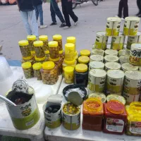 به یک فروشنده خانم برای کار در غرفه ترشی فروشی