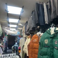 فروشنده لباس مردانه و زنانه