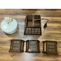 سه عدد دیوار کوب چوبی یک‌عدد لوستر فلزی و چوبی