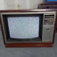 تلویزیون دور چوبی قدیمی