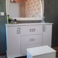 تخت دونفره به همراه تشک و آینه دراور و دو پاتختی