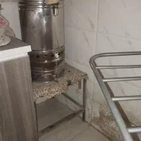 یک عدد سماور با چهار پایه فلزی شیک