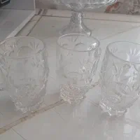 فنجان و شکلات خوری و دو عدد شیرینی خو ی در دار