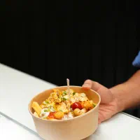 نیروی جوان بخش تحویل فست فود