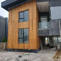 نصب چوب ترمو نما ساختمان سازنده پله گرد با پلی وود