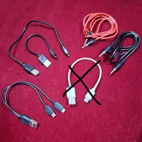 تعدادی کابل شارژ معمولی و اپل و کابل هدفون