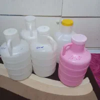 تعدادی دبه ۲۰ لیتری