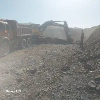 رانندگی با بیل برای بارگیری و پیکور در معدن ذغال