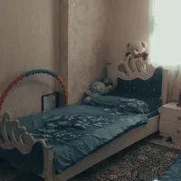 تخت خواب یک نفره همراه پاتختی