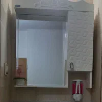 آیینه باکس دار چسبیده ..و روشویی