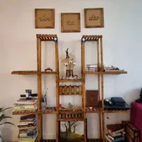 استند و قفسه کتاب و گل