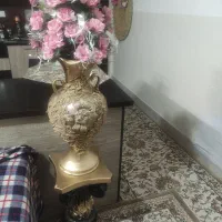 گلدان بزرگ کنار سالنی همراه باپایه وگل