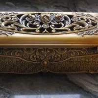 جعبه فلزی طلایی رنگ