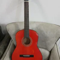 گیتار کلاسیک قرمز کم‌استفاده با کیف