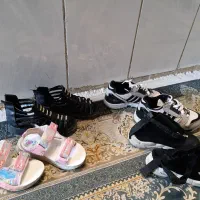 چند جفت کفش بچگانه تمیز