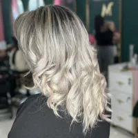 نیازمند مدل رنگ مو فقط هزینه مواد|خدمات آرایشگری و زیبایی|ساری, |دیوار