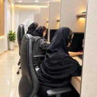 کارمند بخش فروش خانم و آقا