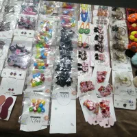 تعدادی کش و پنس و تق تقی و کلیپس و برس...