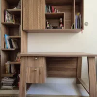 میز تحریر و کتابخانه و رابط