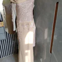 تعدادی مانتو وکاپشن وپیراهن مجلسی نوی نو تمیزومرتب