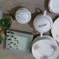 تعدادی ظرف  چینی و شیشه ای