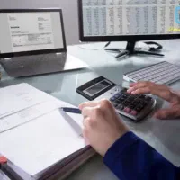حسابدار و فروشنده خانم