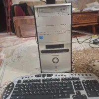 کامپیوتر خانگی همراه با مانیتور و کیبورد