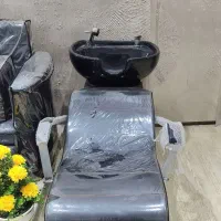 یک عدد صندلی سر شور  و میز ناخن کاری