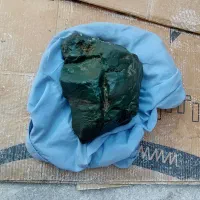 یک عدد سنگ یشم خام