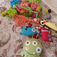 تعدادی اسباب بازی و ریسه اتاق کودک