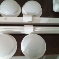 لامپ مهتابی ۲عدد و لامپ سقفی ۴عدد تمیز و سالم