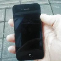 آیفون ۴ تمیز و روشن همراه کابل شارژ