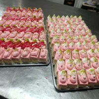 کارگاه تولیدی شیرینی تر و دسر و کیک تولد|خدمات پذیرایی، مراسم|فولادشهر, B1|دیوار