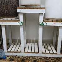 تعدادی پایه گلدان خاک گلدان و گلدان خالی
