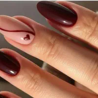 ناخنکار حرفه ای در سالن پر مشتری