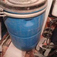 دو عدد بشکه ۱۸۰ و ۱۲۰ لیتری با درب بعث دار سالم.