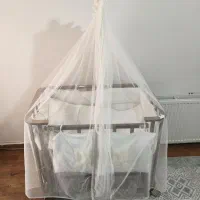 گهواره و تخت کنار مادر چوبی نوزادی