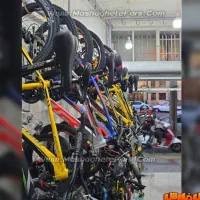 کارگر فروشگاه دوچرخه فروشی